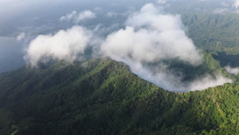 Nubes-Que-Se-Forman-Sobre-La-Cresta-De-Una-Montaña-En-Tagaytay,-Filipinas