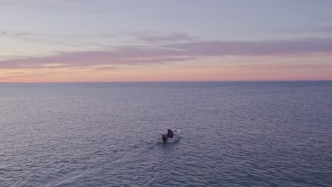 Kleines-Fischerboot-Auf-Dem-Ruhigen-Atlantik-Bei-Sonnenaufgang-In-Portugal,-Luftaufnahme