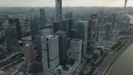 Paisaje-Urbano-De-Guangzhou-Al-Atardecer-Etéreo-Con-Rayos-De-Sol-Brillando-A-Través-De-Las-Nubes