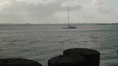 Totalaufnahme-Eines-Segelboots,-Das-Sich-Durch-Einen-Windigen-Hafen-Von-Auckland-Bewegt