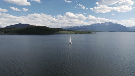 Aerial-View-of-Sailboat-in-Calm-Water-of-Lake-Dillon,-Colorado-USA-on-Sunny-Summer-Day