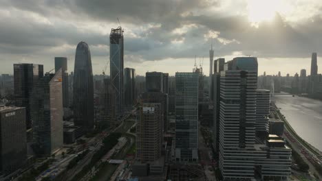 Complejo-De-Edificios-De-Oficinas-Del-Grupo-Alibaba-De-Guangzhou-Junto-A-La-Costa-Del-Río-Zhujiang-Con-Torre-De-Cantón-En-El-Fondo-En-Una-Hermosa-Puesta-De-Sol-Nublada
