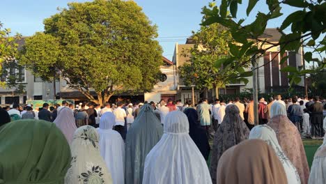 Group-of-muslim-people-praying-Eid-in-the-open-field