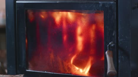 Big,-hot-burning-fire-inside-old-living-room-fireplace