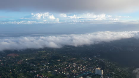 Hiperlapso-De-Nubes-Sobrevolando-La-Ciudad-De-Tagaytay,-Filipinas