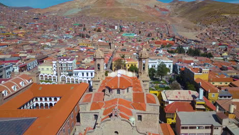 Scenic-aerial-drone-view-flying-over-Cathedral-Basilica-of-Potosí,-Bolivia