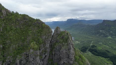 People-standing-on-tall-mountain-peak-on-Mauritius,-tropical-mountain-landscape