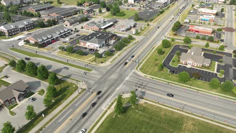 Verkehr-Und-Fahrzeuge-Nähern-Sich-Einer-Kreuzung-In-Lawrence,-Indiana,-USA-–-Hyperlapse