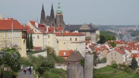 Atemberaubendes-Panorama-Der-Prager-Altstadt-Mit-Der-Berühmten-Prager-Burg-Und-Der-Prächtigen-St