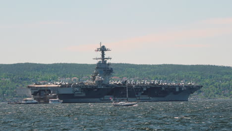 Militärschiff-USS-Gerald-Ford-Mit-Booten,-Die-Im-Oslo-Fjord-In-Norwegen-Segeln