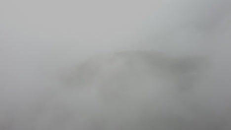 Luftaufnahmen-Fliegen-Durch-Nebel-Und-Zeigen-Einen-Tropischen-Hügel-Und-Eine-Straße-Auf-Den-Philippinen,-Asien,-Drohne