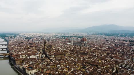 Drone-shot-of-Florence,-Italy's-cityscape-on-a-cloudy-day