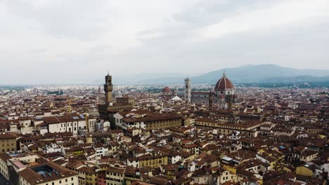 Drone-shot-pushing-towards-Florence,-Italy's-downtown-sector