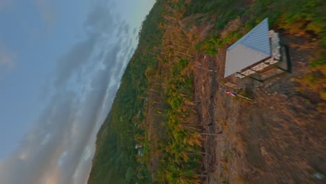 Video-Vertical,-Vuelo-De-Drones-Fpv-Alrededor-De-La-Playa-Del-Océano-Tropical-Caribeño-Al-Atardecer