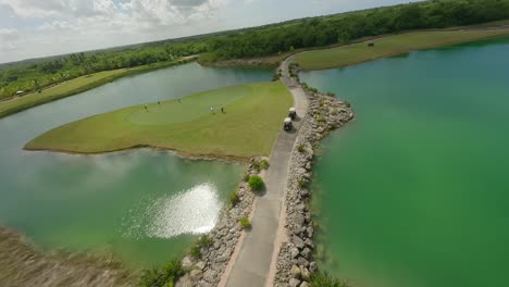 Fpv-Drone-Disparó-Pasando-Autos-De-Golf-Y-Jugadores-En-El-Campo-4-De-Pga-Ocean-En-República-Dominicana