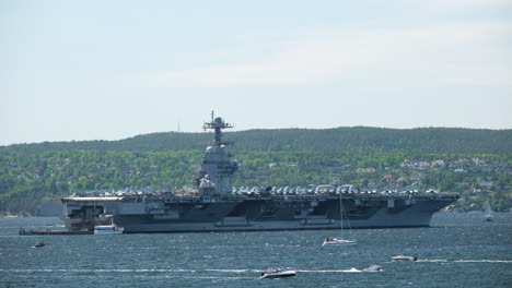 Barcos-Navegando-Alrededor-Del-Barco-Militar-Estadounidense-USS-Gerald-Ford-En-El-Fiordo-De-Oslo-En-Noruega