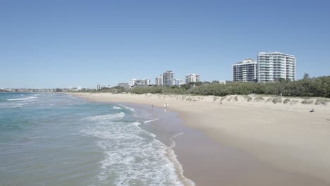 Spazierende-Strandbesucher-Am-Strand-Von-Maroochydore,-Queensland,-Australien.-Luftaufnahme-Nach-Links