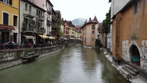 River-Canal-in-Annecy,-France-with-Beautiful-Medieval-European-Architecture