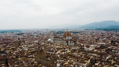 Drone-shot-pulling-away-from-Cathedral-of-Santa-Maria-del-Fiore-in-Florence,-Italy