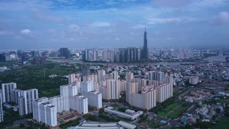 An-Einem-Sonnigen-Tag-In-Ho-Chi-Minh-Stadt,-Vietnam,-Fliegen-Luftaufnahmen-Zu-Einer-Großen-Modernen-Wohnanlage-Mit-Der-Skyline-Der-Stadt-Im-Hintergrund