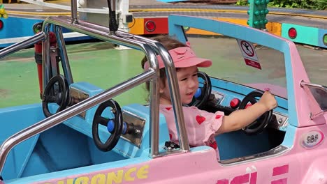 Lustiges-Kleines-Mädchen-Tut-So,-Als-Würde-Sie-Im-Sommerurlaub-In-Südkorea-Ein-Auto-Fahren-Und-Eine-Bunte-Achterbahn-Für-Kinder-Im-Vergnügungspark-Seoul-Land-Fahren-–-Tracking-Aktion