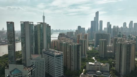 Vista-Aérea-Alrededor-De-Condominios-De-Gran-Altura,-Día-Soleado-En-El-Centro-De-La-Ciudad-De-Guangzhou,-China
