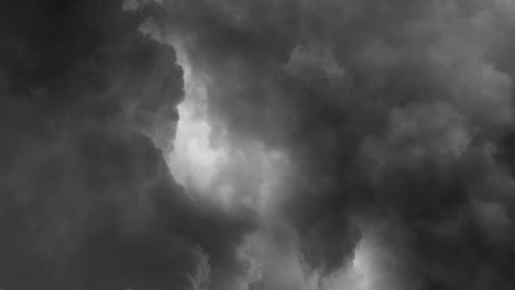 Dramatischer-Grauer-Himmel-Mit-Stürmischen-Dunklen-Wolken