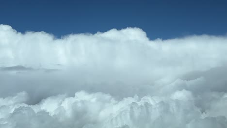 Aussichtspunkt-Mit-Wolken,-Die-Sich-Gerade-Vorn-Bilden