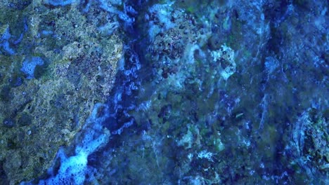 Das-Wasser-Des-Meeres-Fließt-Immer-Wieder-über-Eine-Kleine-Felsspalte