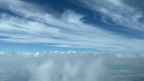 Pilotensicht-über-Den-Wolken