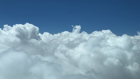 Flug-Entlang-Weißer,-Flauschiger-Wolken-Am-Himmel