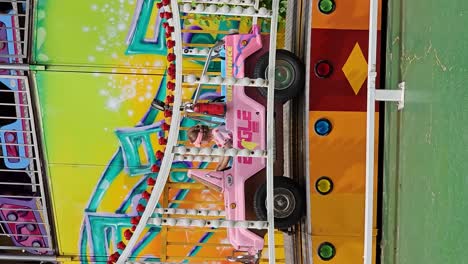 Aufgeregt-Fährt-Ein-Kleines-Mädchen-Mit-Einer-Farbenfrohen-Autoachterbahn-Für-Kinder-Im-Vorschulalter-Im-Vergnügungspark-Seoul-Land-Im-Sommer-–-Vertikale-Verfolgung