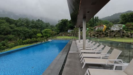 Resort-De-Lujo-Vacío-En-Las-Montañas-Sin-Nadie-Debido-A-La-Temporada-Baja-De-Fuertes-Lluvias-En-Corea-Del-Sur