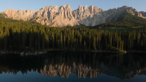 Lago-Carezza-Con-Reflejo-De-Pico-De-Montaña-Dolomitas-En-El-Fondo-Al-Atardecer