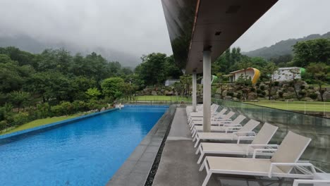 Leeres-Glamping-Resort-Mit-Infinity-Pool-Und-Liegestühlen-Während-Eines-Regensturms-In-Südkorea---Schwenken