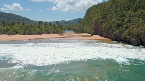Luftaufnahme-Zum-Beginn-Des-Flusses-Río-San-Juan,-Im-Sonnigen-Samaná,-Dominikanische-Republik