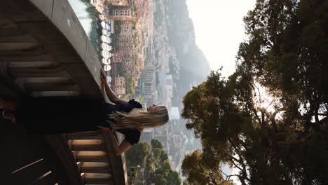 Schöne-Frau-Auf-Dem-Balkon-Der-Stadt-Monaco-Mit-Blick-Auf-Den-Sonnenuntergang,-Filmische-Vertikale