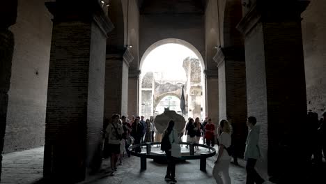 Guía-Turístico-Con-Grupo-Explicando-El-Vomitorium-Dentro-Del-Coliseo-En-Roma