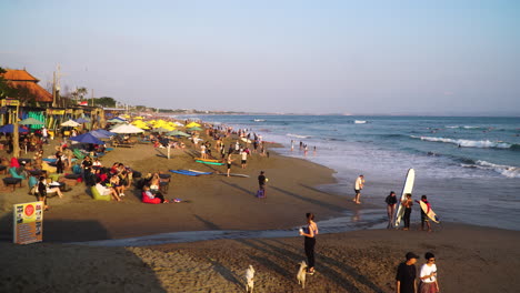 Canggu-Strand-überfüllt,-Overtourism-Konzept,-Handheld-Ansicht