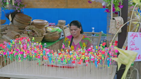 Entdecken-Sie-Die-Welt-Der-Traditionellen-Vietnamesischen-Spielzeugfiguren,-Während-Eine-Erfahrene-Händlerin-Sie-In-Ihrem-Lebhaften-Stand-Direkt-Vor-Ihren-Augen-Zum-Leben-Erweckt