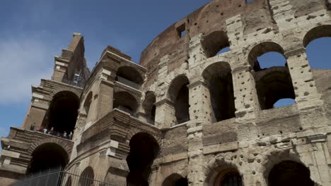 Blick-Nach-Oben-Auf-Die-Außenwände-Des-Kolosseums-In-Rom-Mit-Zeitlupenschwenk-Nach-Rechts