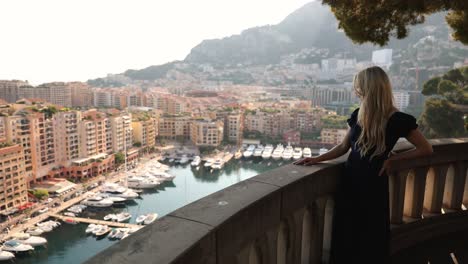Mujer-De-Vacaciones-En-Mónaco,-En-El-Balcón-Con-Vista-Al-Puerto-De-Fontvielle