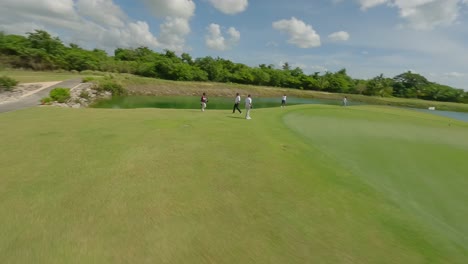 Umherfliegen-Von-Spielern-Auf-Einem-Golfplatz-In-Der-Dominikanischen-Republik-–-FPV-Drohnenschuss