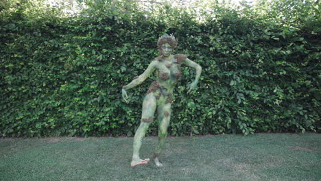 Weibliches-Bodypaint-Model-Tanzt-Und-Bewegt-Sich-Langsam-Und-Sinnlich-In-Einem-Garten-–-Weitwinkelaufnahme
