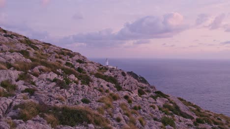 Tief-über-Felsen-Fliegen-Und-Bei-Sonnenaufgang-Das-Berühmte-Cap-Formentor-Mallorca-Enthüllen,-Luftaufnahmen