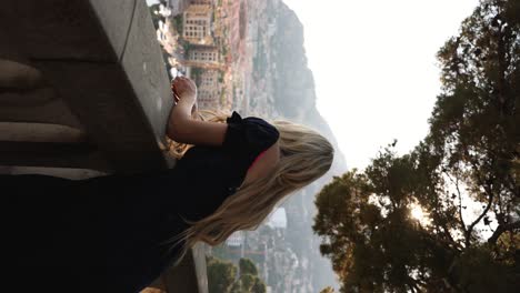 Hermosa-Mujer-Turista-Con-Vistas-Al-Puerto-De-Fontvielle-En-Mónaco,-Vertical