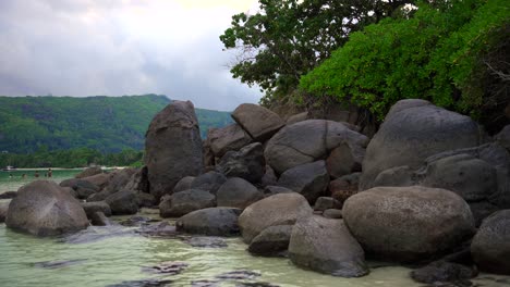 Imágenes-De-Seychelles-De-La-Isla-Principal-Mahe-Filmadas-En-Una-Playa-Con-Una-Cámara-Filmando-Rocas-De-Granito,-Mar,-Playa-Y-Bosque-Con-Un-Movimiento-Suave