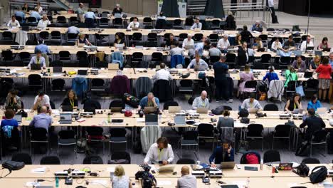 Blick-Auf-Journalisten,-Die-Im-Presseraum-Während-Des-Gipfeltreffens-Des-Europäischen-Rates-In-Brüssel,-Belgien,-An-Europäischen-Nachrichteninhalten-Arbeiten