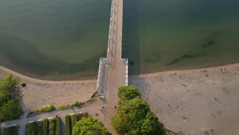 Der-Pier-Von-Orlowo-In-Gdynia,-Polen,-Ist-In-Das-ätherische-Licht-Des-Sonnenaufgangs-Getaucht