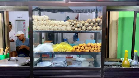 Indonesische-Fleischbällchenverkäufer-Im-Straßenstand